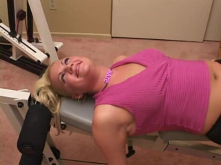 Radical: Une MILF coquine se fait fourrer la bouche