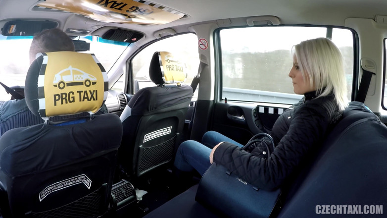 Czech Taxi: cewek semok rambut pirang ini lagi asik di-anal habis-habisan sampai...