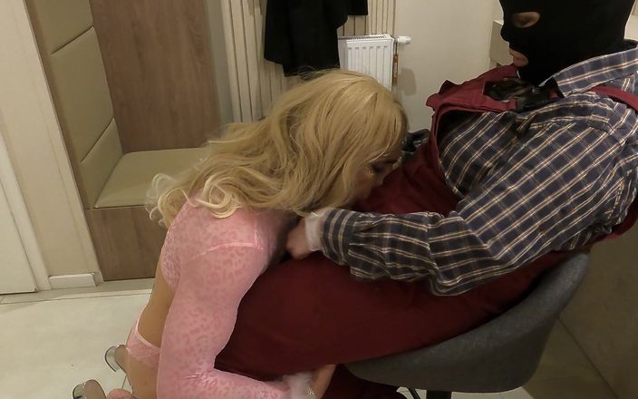 Trixy Sissy Babe: Trixy gătește în timp ce iubitul ei vine acasă și ea nu...