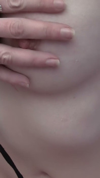 เซลฟี่ในห้องน้ํามือสมัครเล่น - กางเกงชั้นในสีชมพูและหีโกนขน