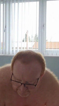 Táta šuká chlapce na posteli