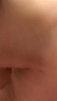 Nadržená brunetka je análně ošukána