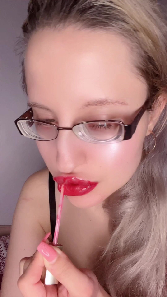 FinDom Goaldigger: Grandi labbra rosse sul tuo cazzo