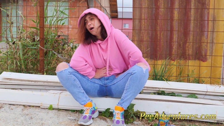 Pee Adventures: Hipster girl pee in her jeans - changing her wet shorts...