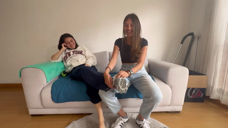 scarlettandc: Моя дівчина показує мені свій фетиш, нюхаючи і масажуючи мої спітнілі, брудні ноги, поки я не оргазму