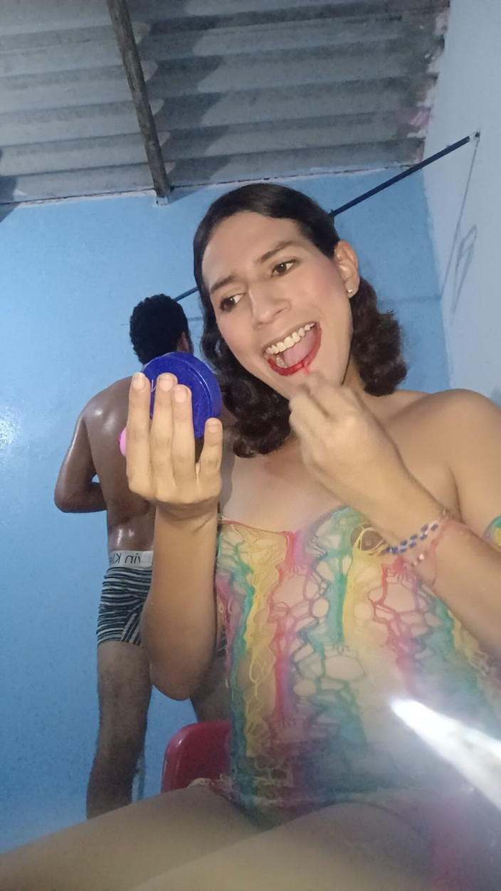 Femboy from Colombia: 이 방을 칠할 거야
