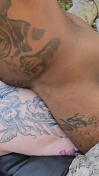 女孩第一次骑乘她来取悦她的男朋友，并让她的屁股被撕裂
