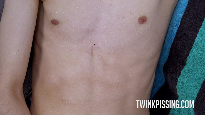 Twink Pissing: Nico (19) - İnce Twink Sinirleniyor ve Mastürbasyon Yapıyor