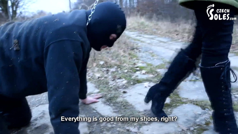 Czech Soles - foot fetish content: พาแมวเดินเล่นในความหนาว - บูทหมอบกราบ
