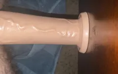 Yakın çekim şişman bir dildoya biniyor