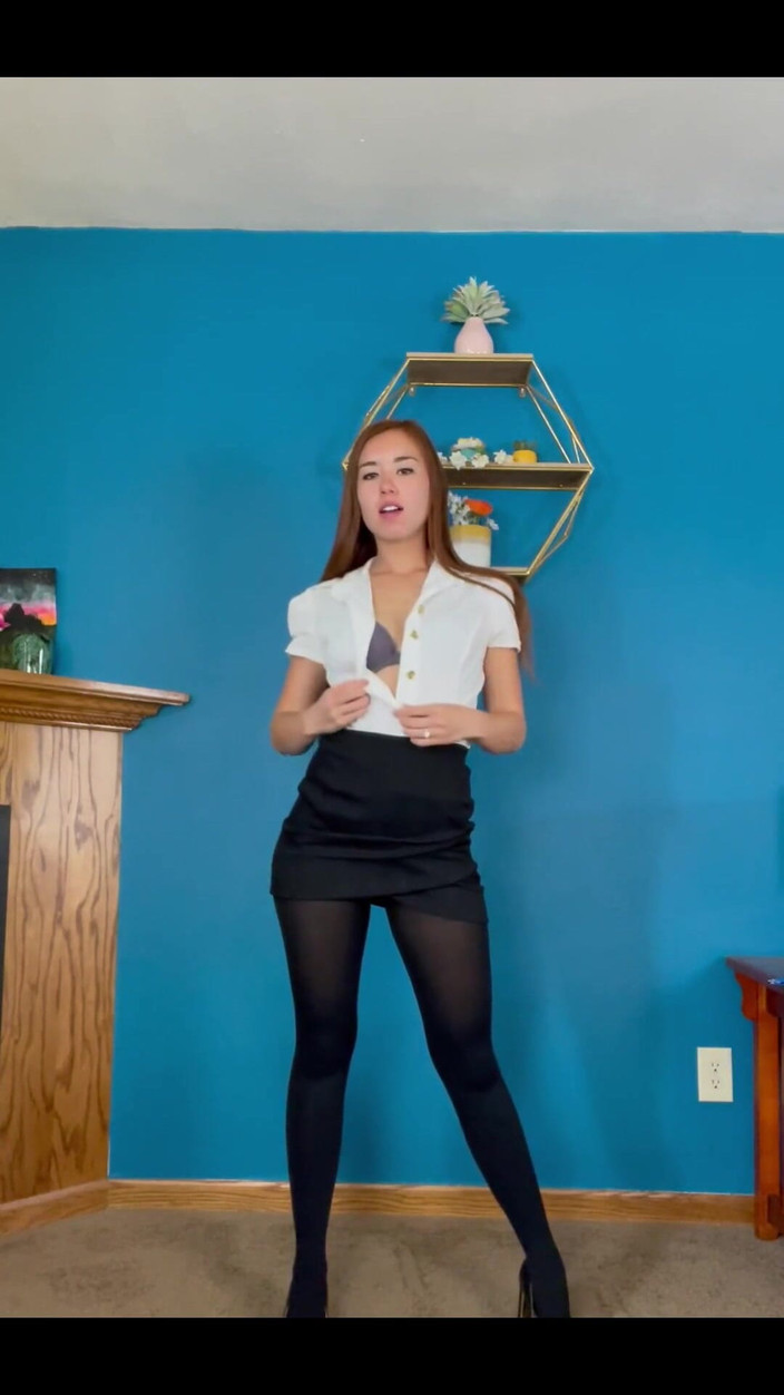 BrandiBraids: 的秘书脱衣服，只为你