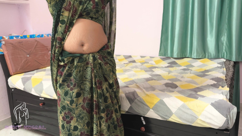 Sexy Komal: Komal iniziò a lasciare il terreno in piedi sul suo...