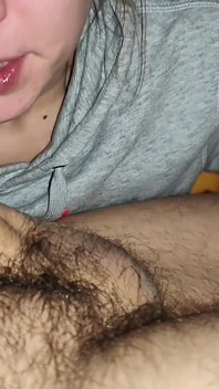 Amadora milf chupando pau grande caseiro real