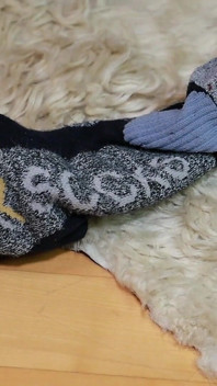 Bold &unik: kaus kaki ski berkeringat, sepatu kenetik & celana jins hitam menggoda