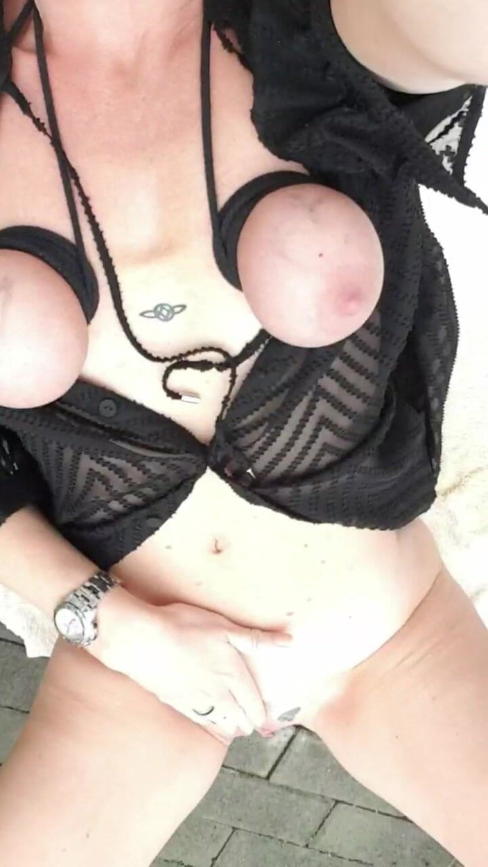 JulieEroticDress: Une MILF joue dans la nature avec Lovense et squirte...