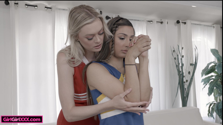 Girl Girl XXX: Cheerleaderki Amber Moore i Nina Nieves rozciągają się nawzajem