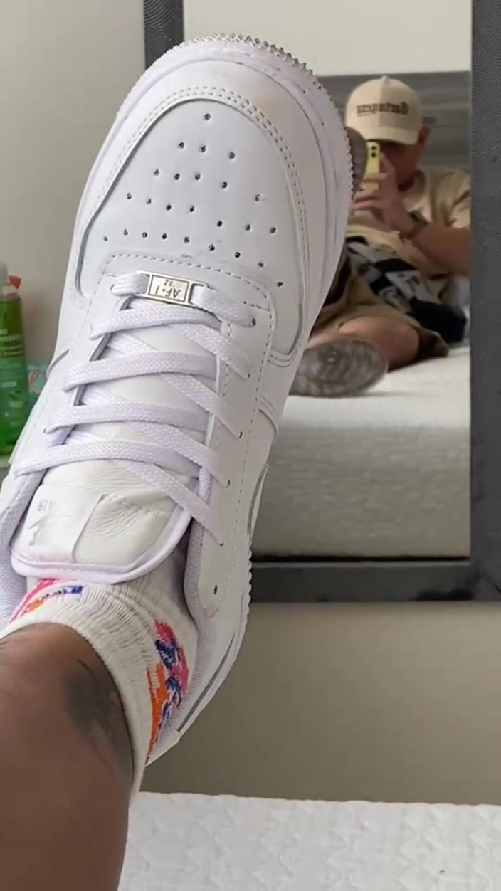 Mr Feet Colombia: Mijn slaaf houdt van mijn zweterige voeten tijdens mijn vakantie...