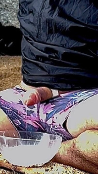 Ich Bin Am Strand Und Sammle Die Ganze Ejakulation in Einer Schüssel