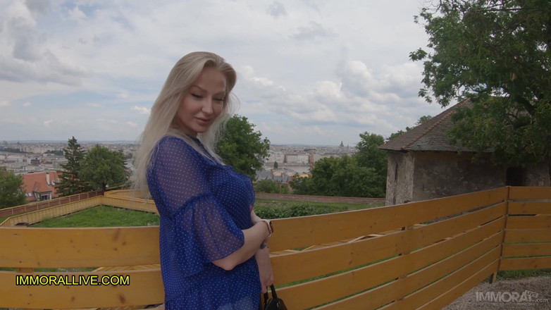 Immoral Family: Вітчим і пасинок підбирають збуджену матусю після карантину в замку - мега пишна красуня трахає тата та його хлопця!