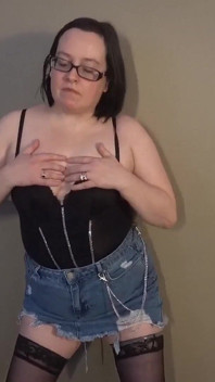 Svlékání v Denim minisukni Zdržování a podpatky