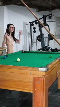Mettre la fille maigre nue