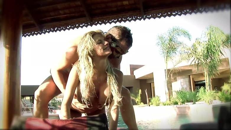 CBD Media: Pawg blondine met enorme tieten nodigt uit over haar vrienden...