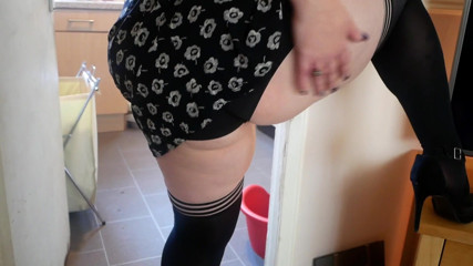 Amy Black the Slutty Scottish MILF: Amy va a caminar por el bosque