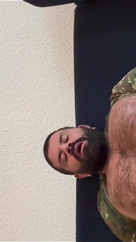 Ayah tiri otot militer ngocok