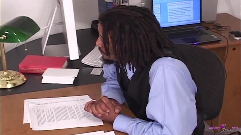 Naughty Black Girls: Hailey Young krijgt haar kutje opgegeten door haar therapeuten en...