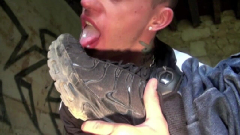 Sneaker gay: Děvka twink se submissovala k tenisce twink JIMY FIX