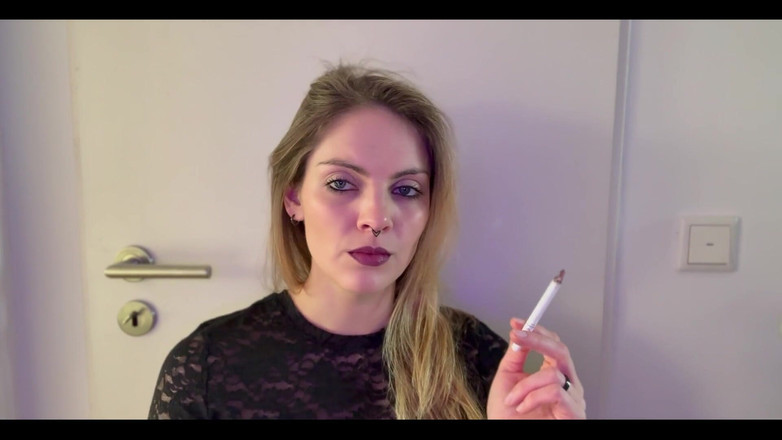 Naughty Natascha: De aproape, fumând în Black Lace