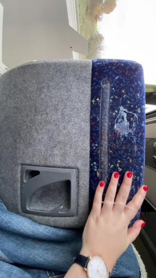 SlipCouple: Punheta no ônibus e chicoteada de porra no assento - super arriscado :P...