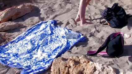 Public Entertainment: Une nana français excitée suce une bite bien dure