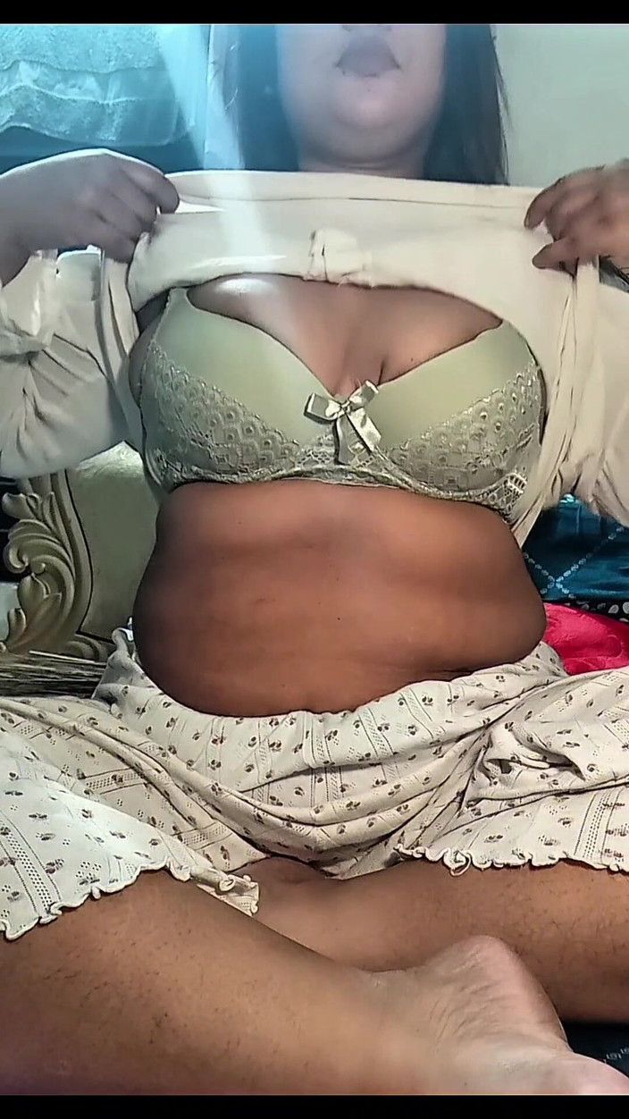 Black Adam: デシ・ベンガルの成熟したバービー ソロ指でオーガズム