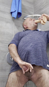 Muls la duș, urmărind modelul meu preferat de cameră