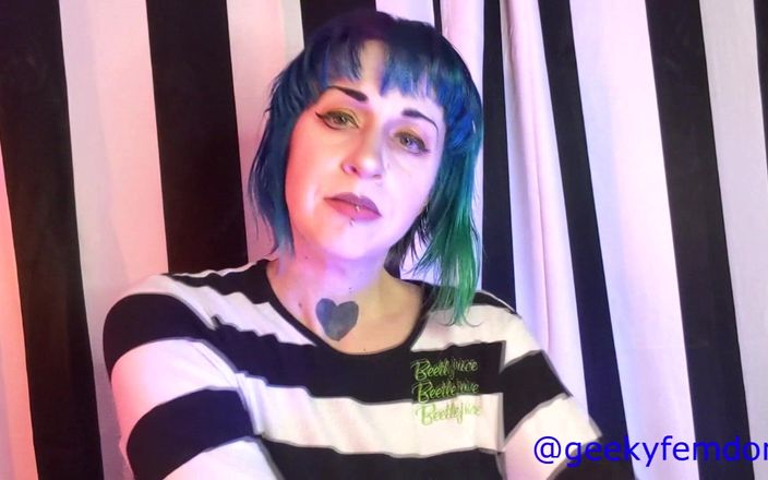 Geeky Femdom: Une perdante se tape un oreiller