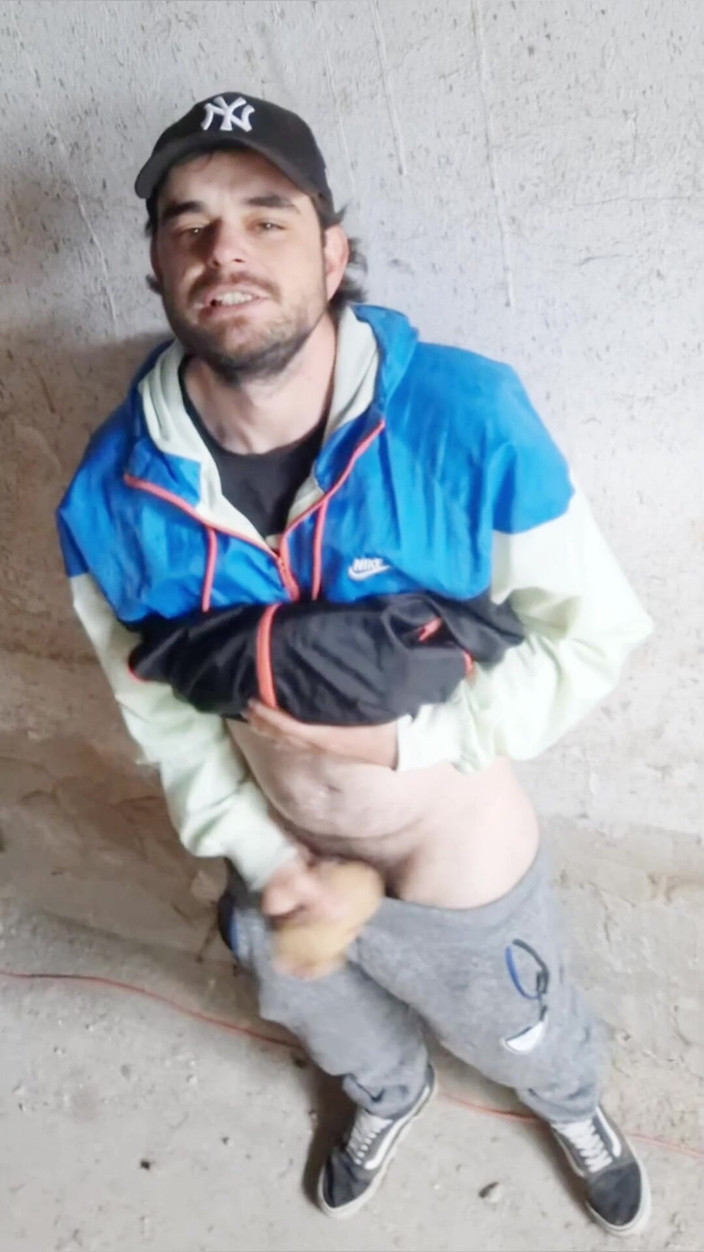 jerkofflover: Em um prédio abandonado onde eu vou para me masturbar