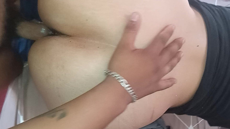 Eatrella j: Kecanduan dan bercinta dan tidak melepaskan ponselnya