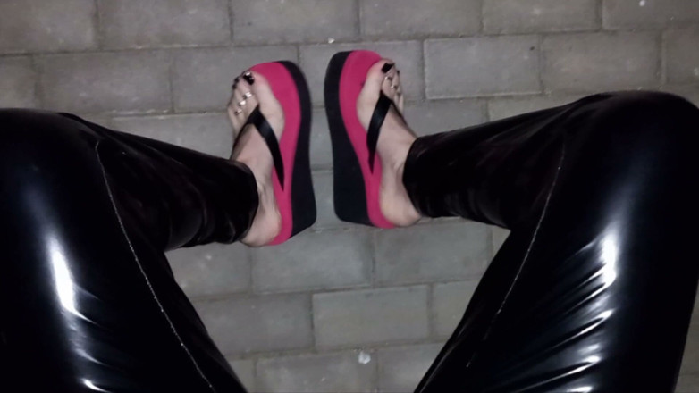 Heelex: Crossdresser v sexy žabkách a latexových legínách