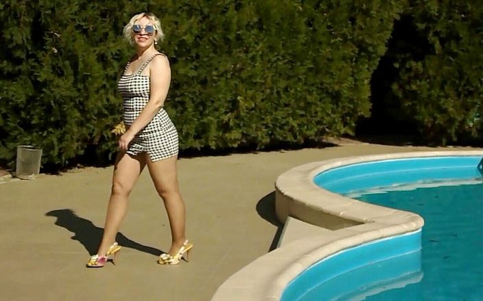NYLON-HEELS: Хорошенькая женщина у бассейна в колготках и на каблуках