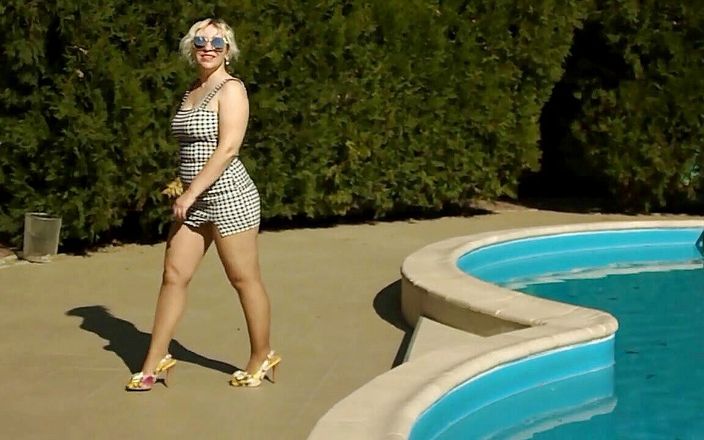 NYLON-HEELS: Hübsche frau am pool in strumpfhosen und high heels