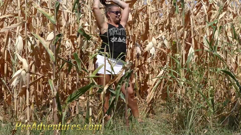 Pee Adventures: Piscio in un campo di grano