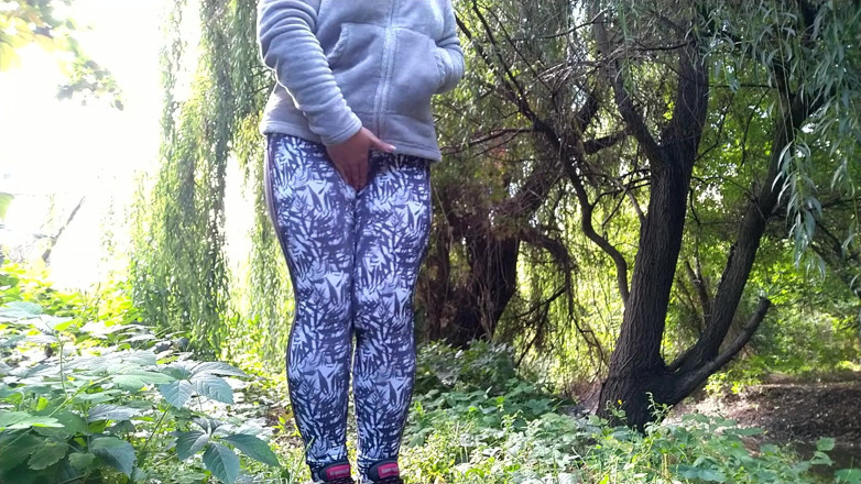 Elena: Russische MILF mit einem wunderschönen arsch pisst viel im freien