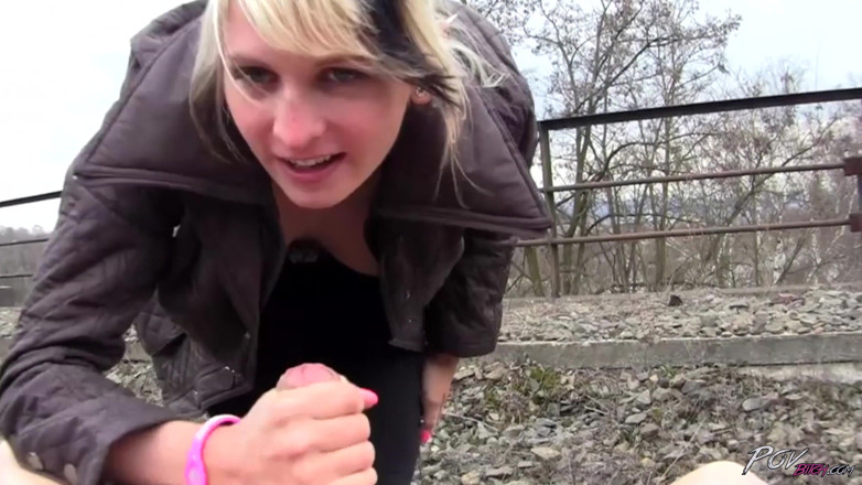 Czech Pornzone: Heiße milf bläst und fickt in pOV im freien