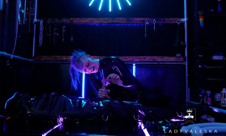 Lady Valeska: Sondând în sacul de latex