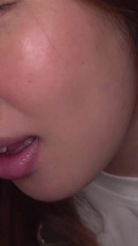 Energía Brillante. Ella entra sin contenerse