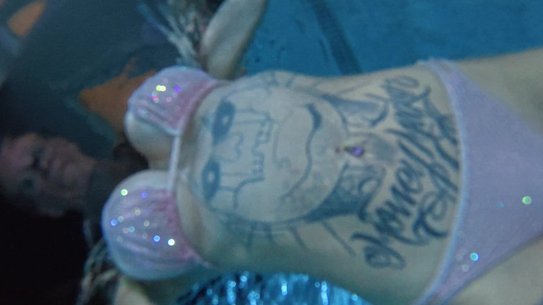 Skully inkson: Nuoto notturno subacqueo