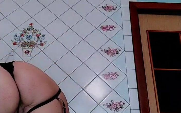 Lukerya: Femme au foyer sexy, seins nus