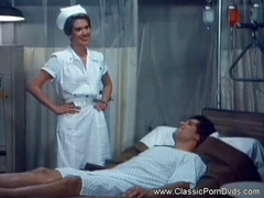 Classic Porn DVDs: Krásná sestřička jezdí na velkém ptákovi svého pacienta
