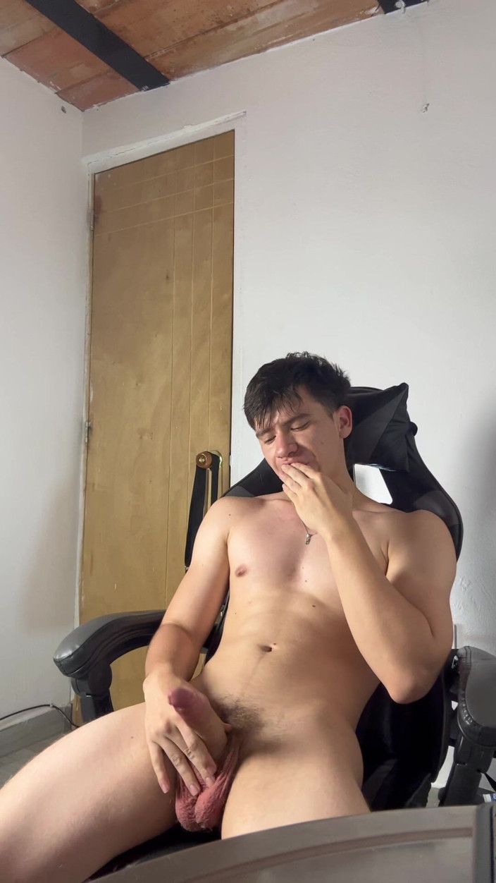 Icyhot707: Mă înregistrez masturbându-mă în camera mea